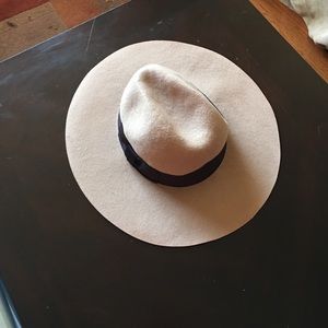 Women's tan hat