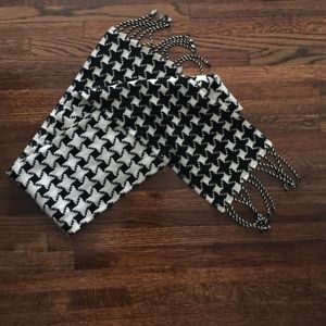 Houndstooth wool scarf