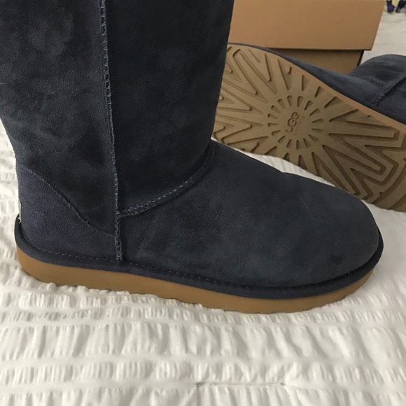 Classic Short Navy Uggs - Picture 3 of 4