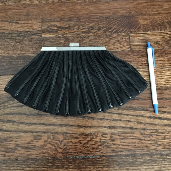 Black clutch with optional chain