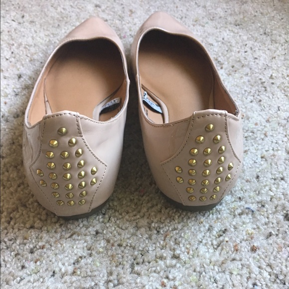 Nude flats with embellishment on the heels