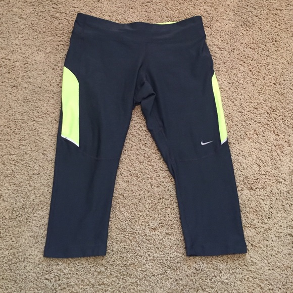 NIKE cropped leggings