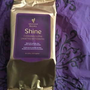 Younique Royalty Shine Cleansing Cloth