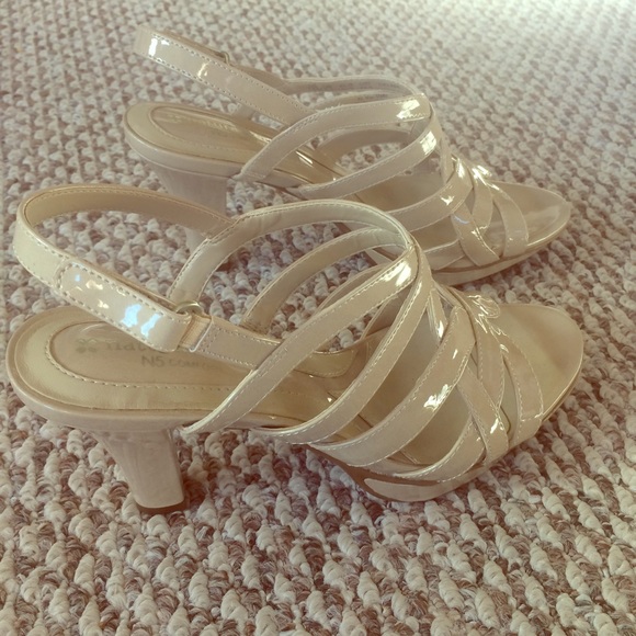 Brand New Nude Naturlizer Heels!