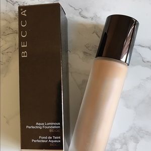 Becca aqua luminous perfecting foundation