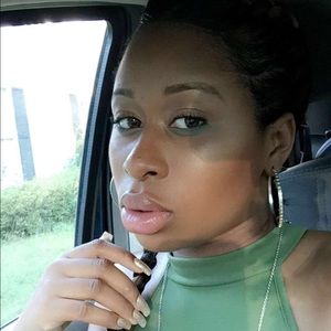 Meet your Posher, Deandra