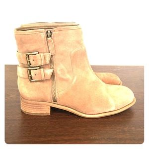 Tan ankle boots... perfect for fall!