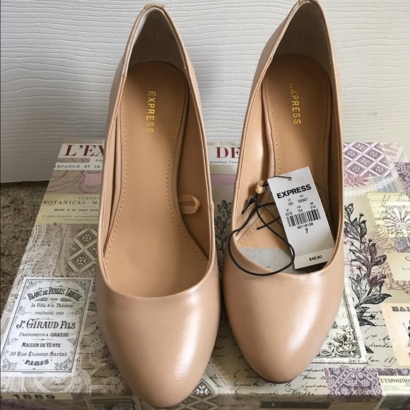 Nude pumps