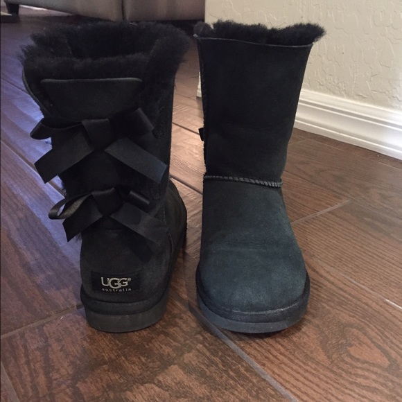 UGG BAILEY BOW BOOTS SIZE 6