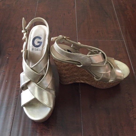 Price drop 🤑 GUESS gold & cork wedges