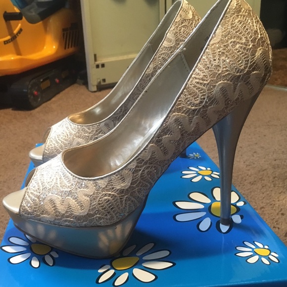 Heels - Picture 2 of 4