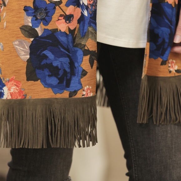 🍂Boho Chic Fringed Kimono 🍂 - Picture 2 of 4