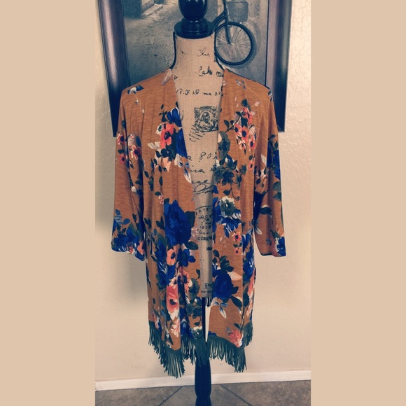 🍂Boho Chic Fringed Kimono 🍂 - Picture 3 of 4