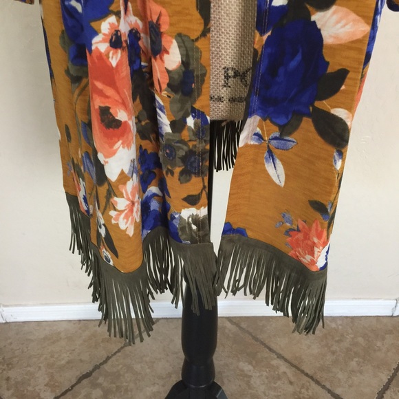 🍂Boho Chic Fringed Kimono 🍂 - Picture 4 of 4