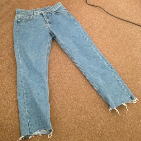 Cropped frayed hem jeans. Light wash.