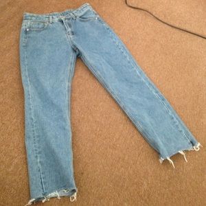 Cropped frayed hem jeans. Light wash.