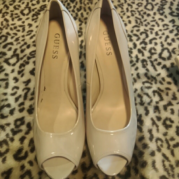 Guess Sz 9 glossy beige tan stiletto heel