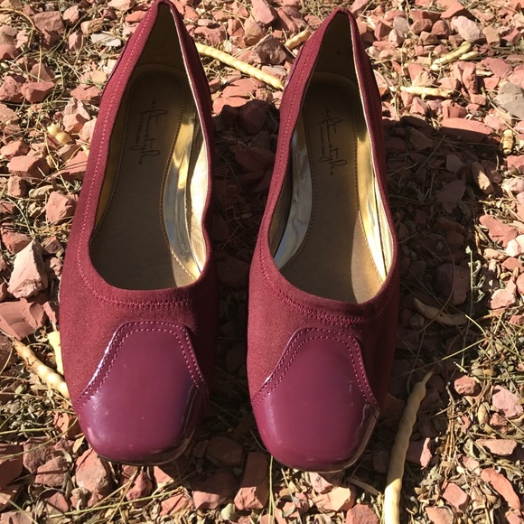 SHOE SALE LIKE NEW CONDITION Merlot colored Flats - Picture 1 of 4