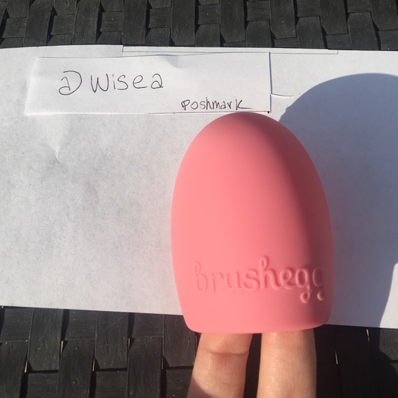 Brushegg makeup brush cleaner light pink new - Picture 1 of 3