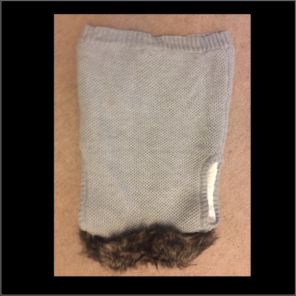 Grey vest with fur around the collar - Picture 2 of 3