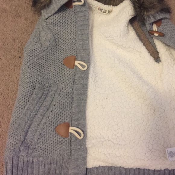 Grey vest with fur around the collar - Picture 3 of 3
