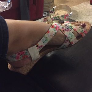 cute fall/summer sandles. Fun