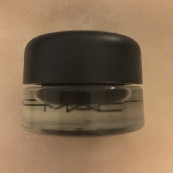 MAC BLACKTRACK gel eyeliner.
