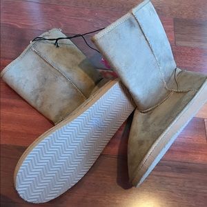 Winter boots - nwt- size 9 - excellent condition