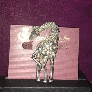 Premier jewelry silver giraffe pin