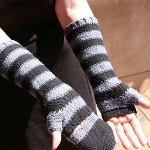 Lululemon Wool Smitten Mittens (Black and Grey)