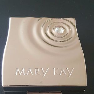 Eyeshadow and brush mini rose gold compact