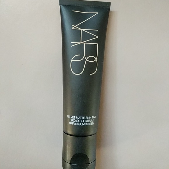 Nars Velvet  Matte Skin Tint