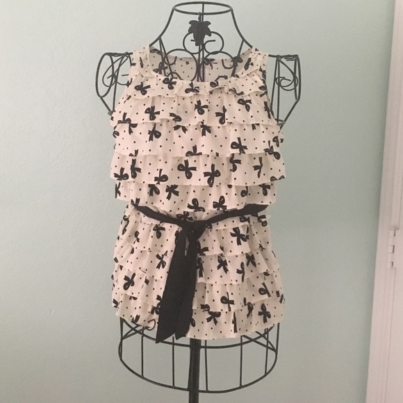 Adorable bow print ruffle front sleeveless blouse