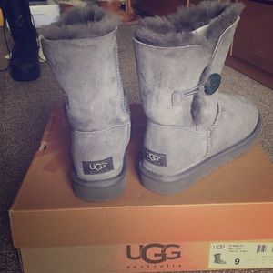 Size 9 UGG Bailey button Grey