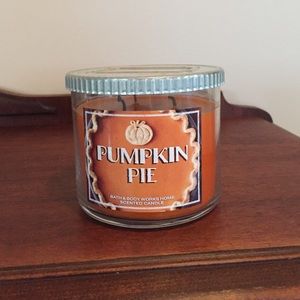 Bath and body works pumpkin pie candle