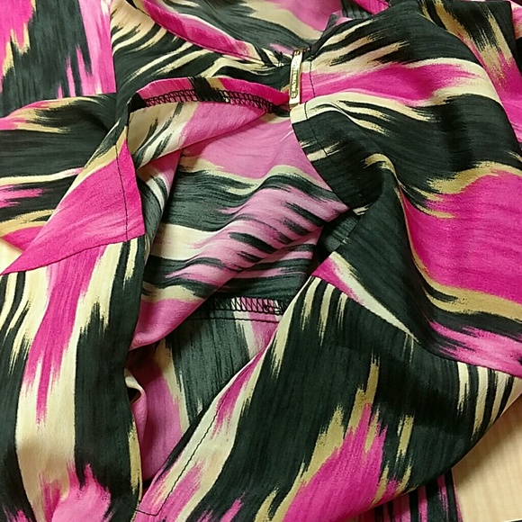 Michael Kors Open Shoulder Peek A Boo Top - Picture 4 of 4