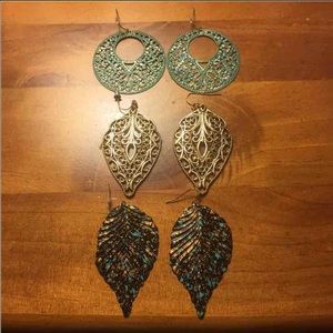 SET OF EARRINGS