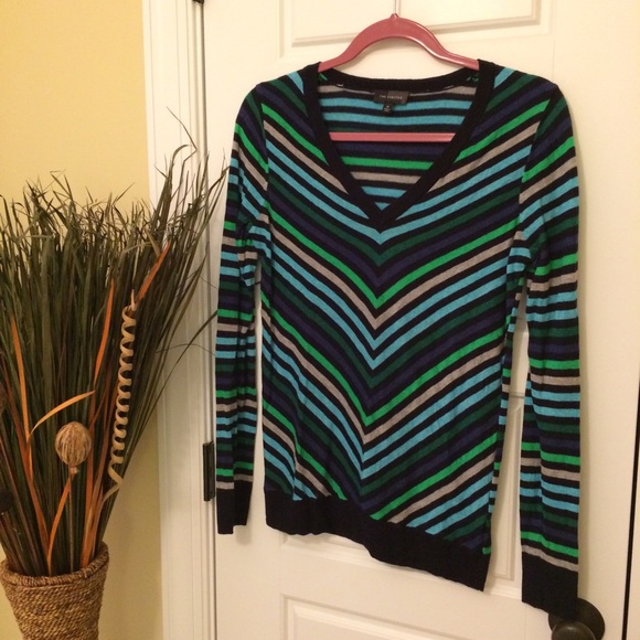 THE LIMITED Lightweight Wool V-Neck Sweaters - Picture 2 of 3