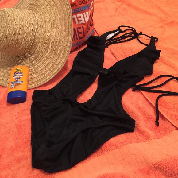Monokini, one-piece, bathing/swim suit, swimwear.