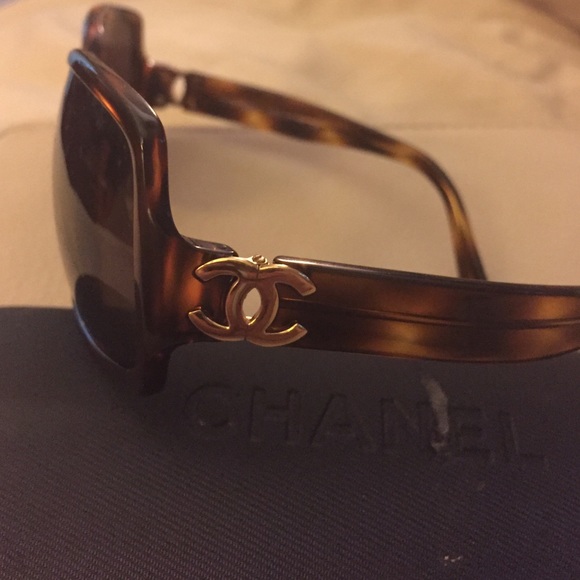 Beautiful Chanel sunglasses with case - Picture 2 of 4