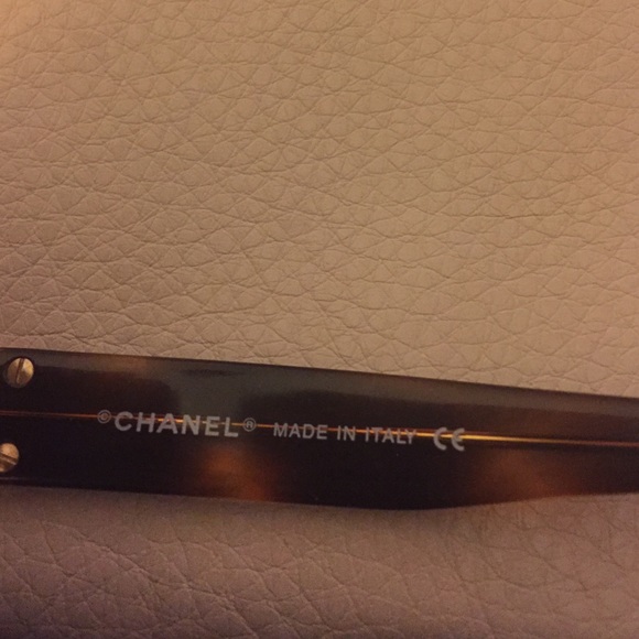 Beautiful Chanel sunglasses with case - Picture 3 of 4