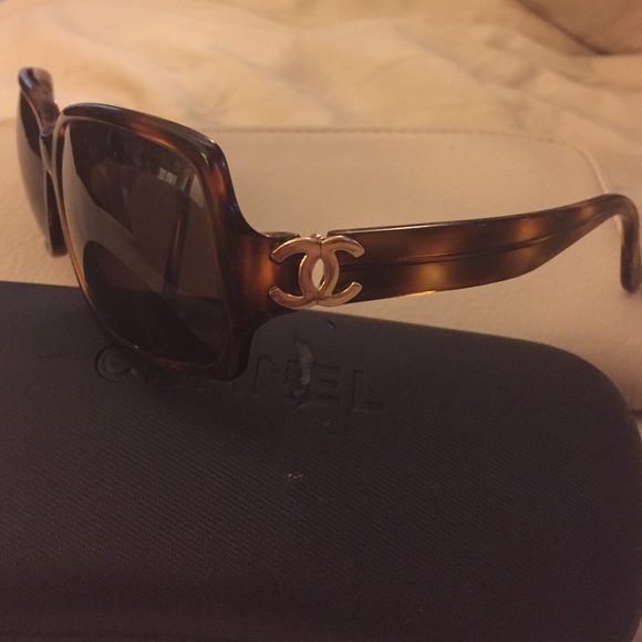 Beautiful Chanel sunglasses with case - Picture 4 of 4