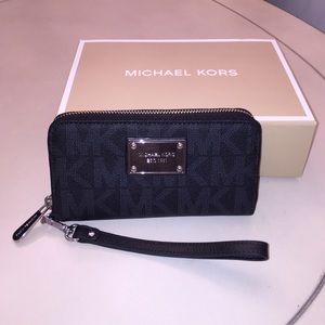 BRAND NEW Michael Kors Jet Set Large Wristlet