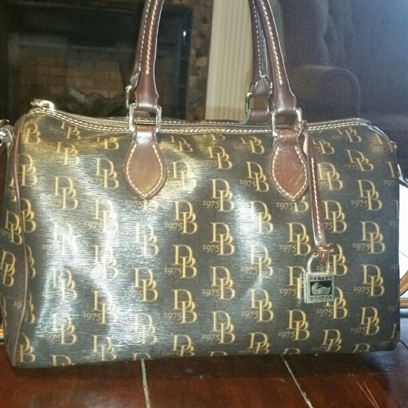 Signature Dooney an Burke