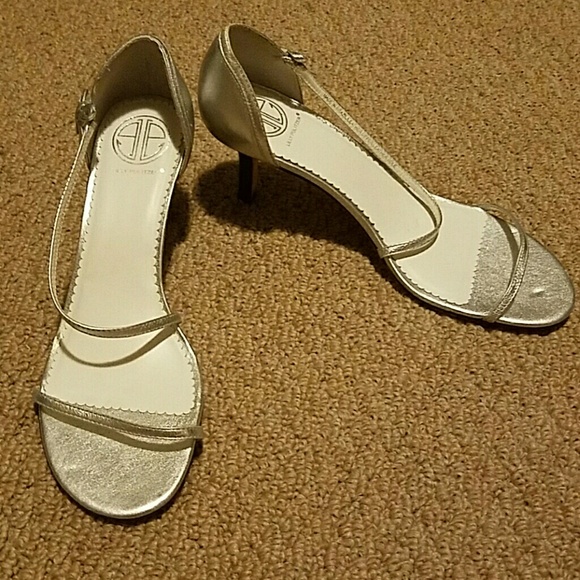 Lilly Pulitzer Silver kitten heels