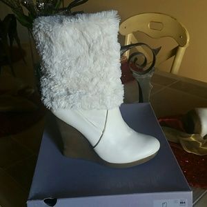 Adorable Jennifer Lopez fur boots