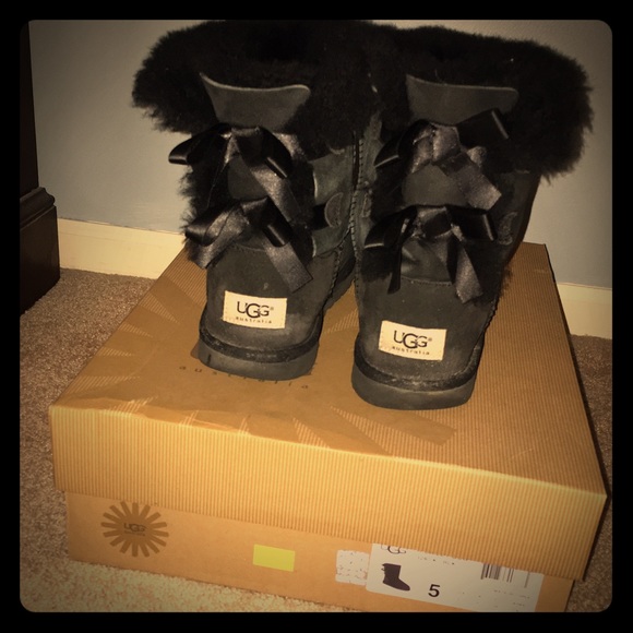 Black Bailey Bow UGGs Size 6 Women Great condition