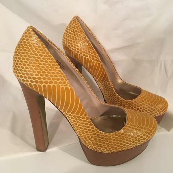 Shoes - Picture 3 of 4