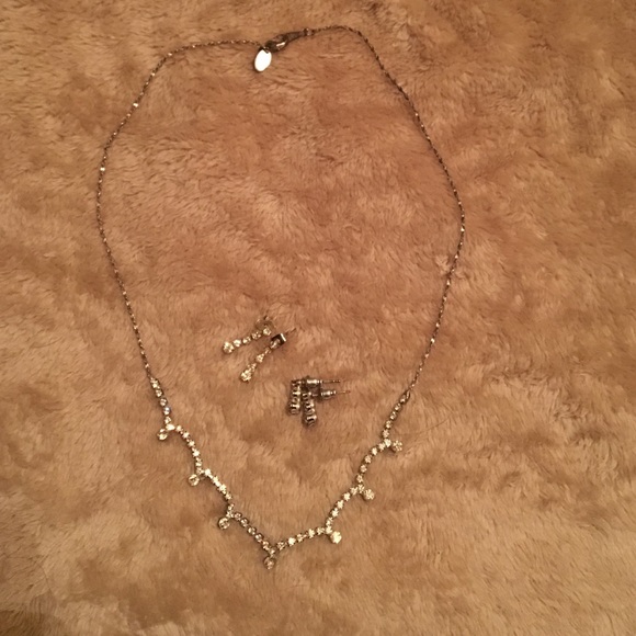 Matching necklace and earrings - Picture 1 of 2