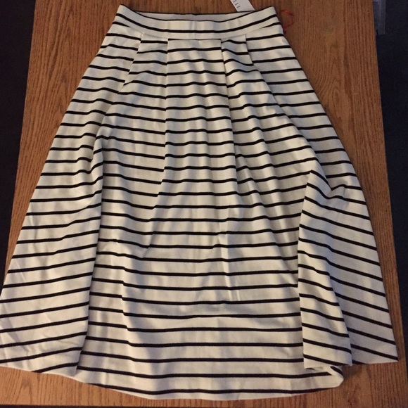 NWT Elle striped skirt